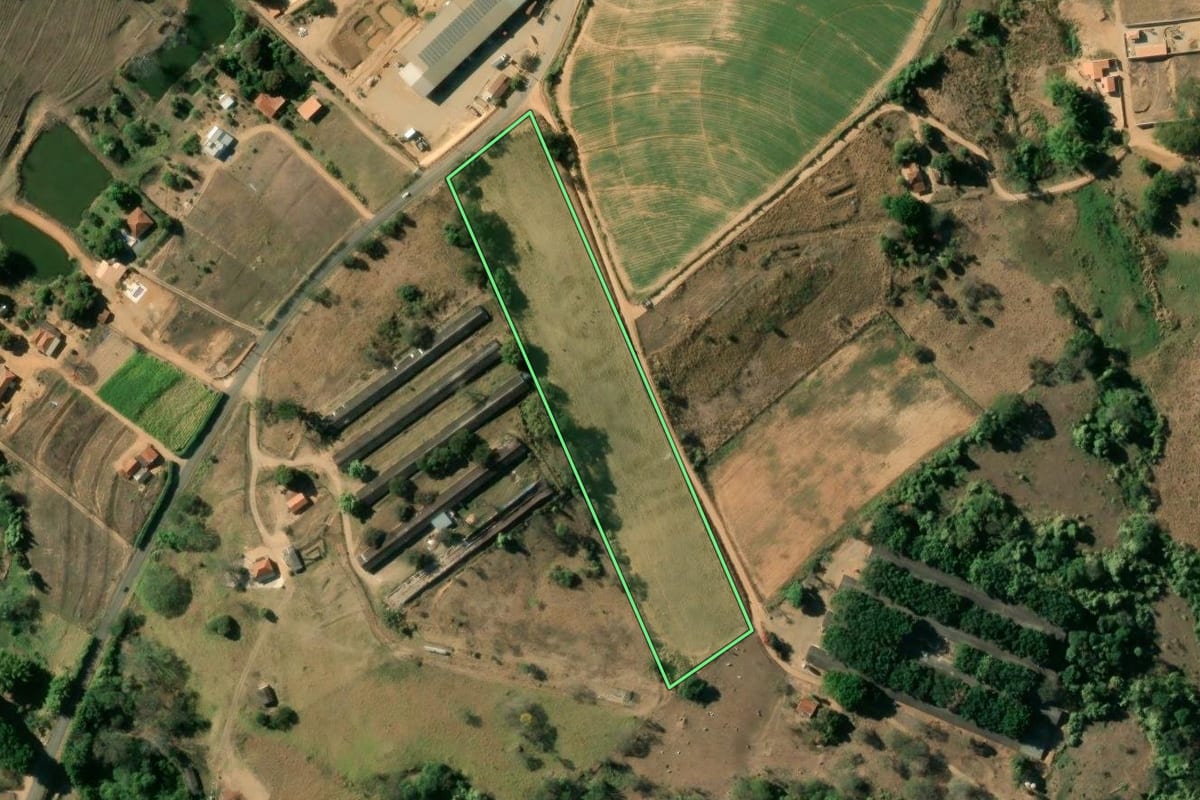 Imagem de satélite do imóvel rural em São José do Rio Pardo (SP), com o contorno declarado no CAR desenhado por cima.