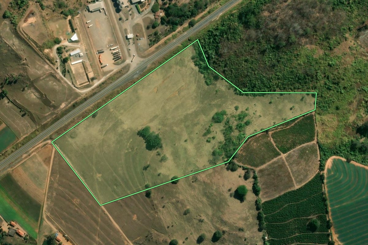 Imagem de satélite do imóvel rural em São José do Rio Pardo (SP), com o contorno declarado no CAR desenhado por cima.