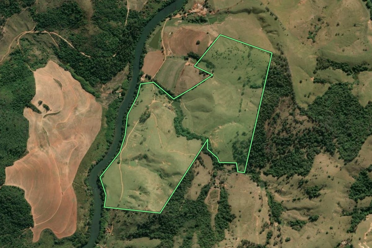 Imagem de satélite do imóvel rural em São José do Rio Pardo (SP), com o contorno declarado no CAR desenhado por cima.