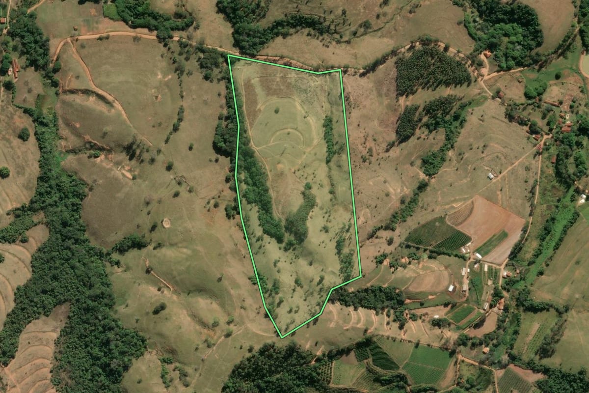 Imagem de satélite do imóvel rural em São José do Rio Pardo (SP), com o contorno declarado no CAR desenhado por cima.