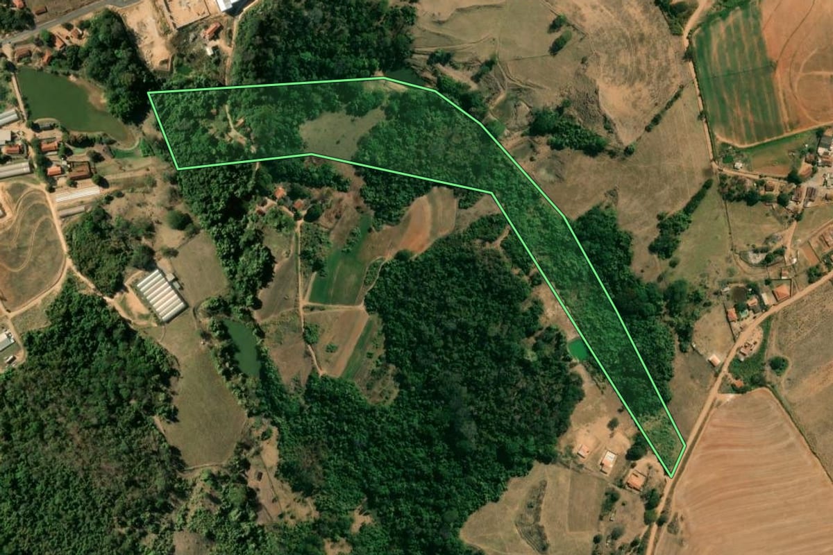 Imagem de satélite do imóvel rural em São José do Rio Pardo (SP), com o contorno declarado no CAR desenhado por cima.