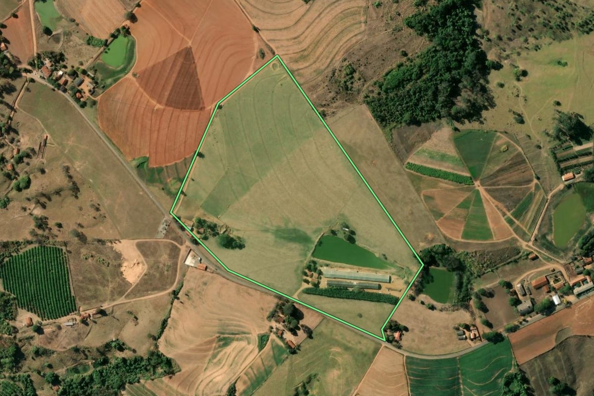 Imagem de satélite do imóvel rural em São José do Rio Pardo (SP), com o contorno declarado no CAR desenhado por cima.
