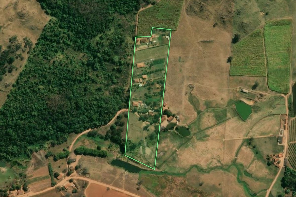 Imagem de satélite do imóvel rural em São José do Rio Pardo (SP), com o contorno declarado no CAR desenhado por cima.