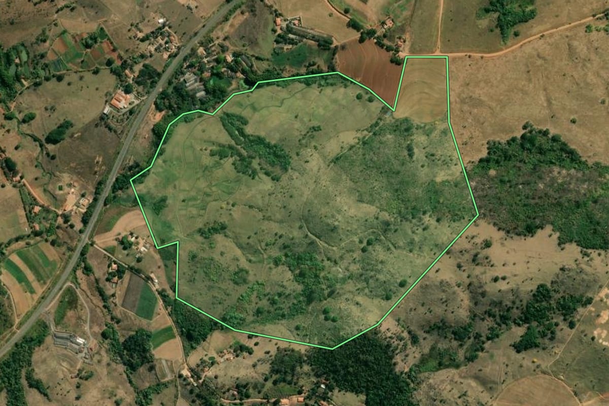 Imagem de satélite do imóvel rural em São José do Rio Pardo (SP), com o contorno declarado no CAR desenhado por cima.