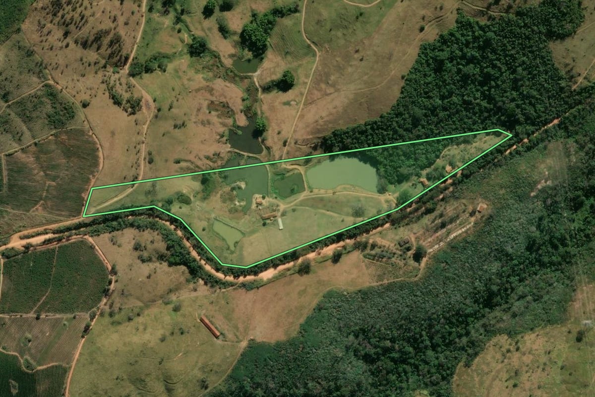 Imagem de satélite do imóvel rural em São José do Rio Pardo (SP), com o contorno declarado no CAR desenhado por cima.