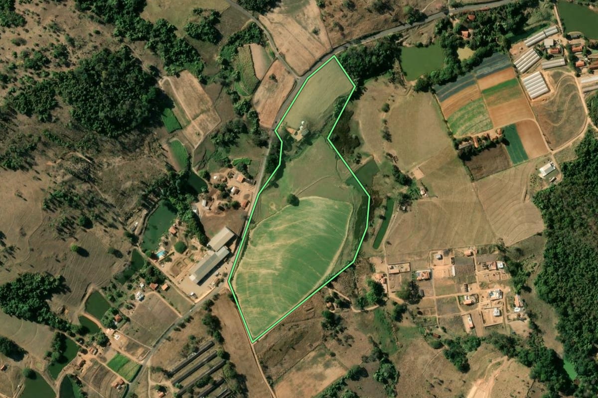 Imagem de satélite do imóvel rural em São José do Rio Pardo (SP), com o contorno declarado no CAR desenhado por cima.