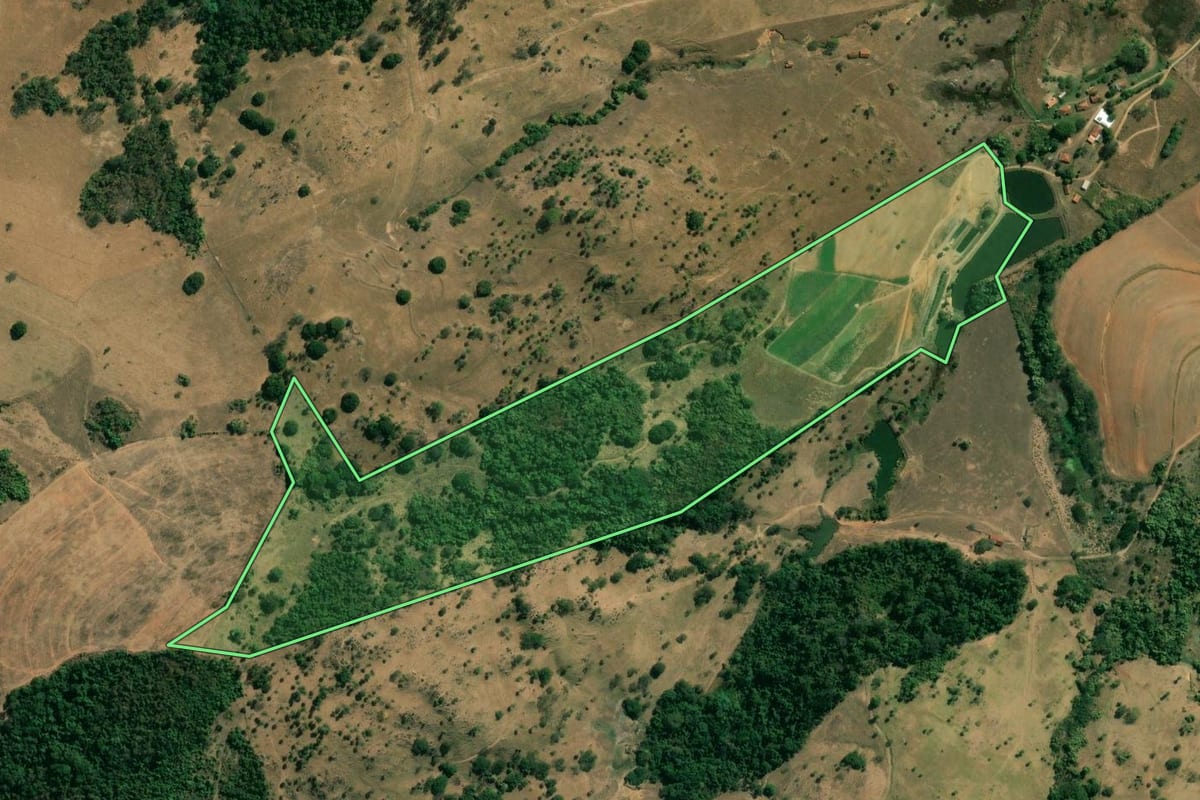 Imagem de satélite do imóvel rural em São José do Rio Pardo (SP), com o contorno declarado no CAR desenhado por cima.