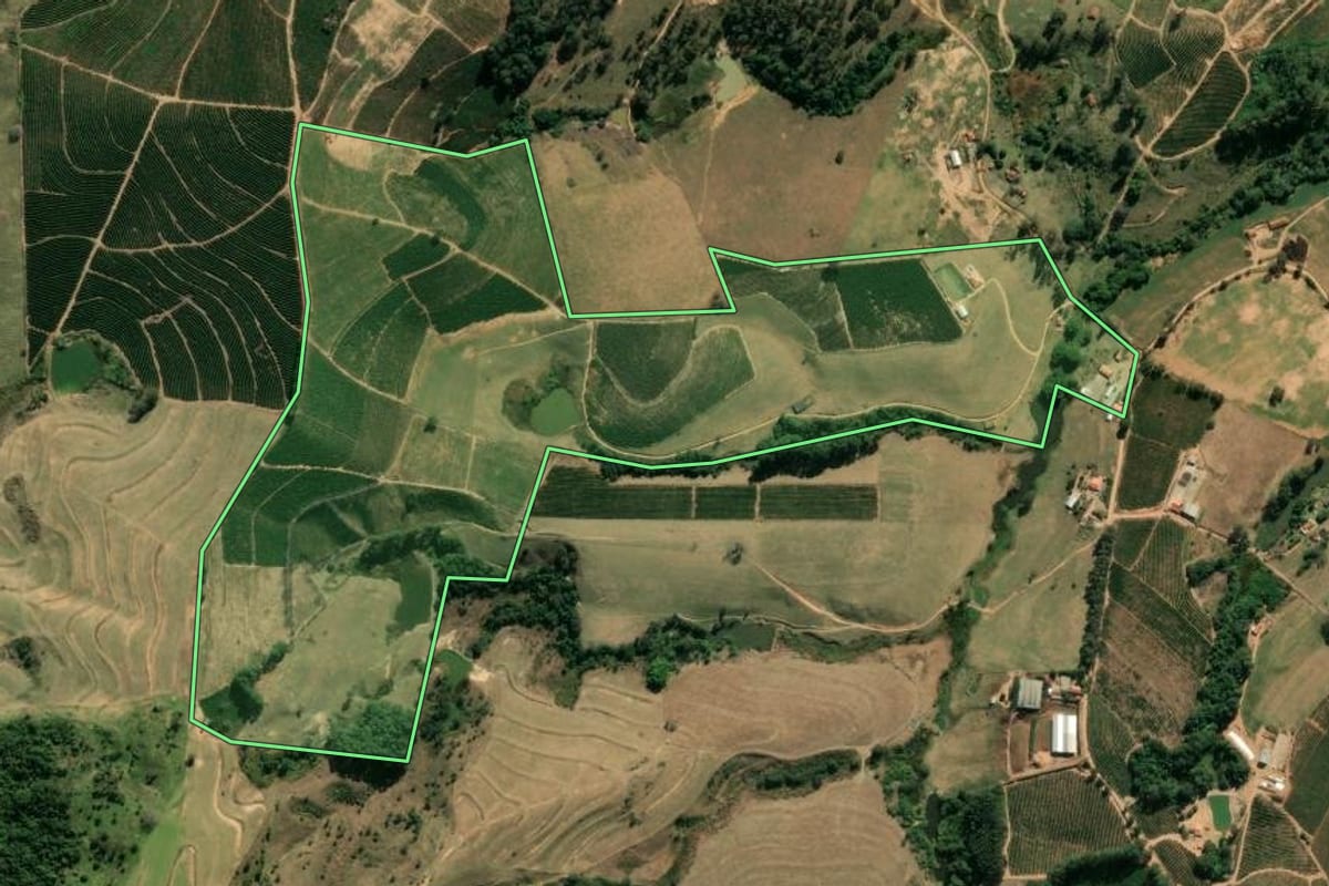 Imagem de satélite do imóvel rural em São José do Rio Pardo (SP), com o contorno declarado no CAR desenhado por cima.