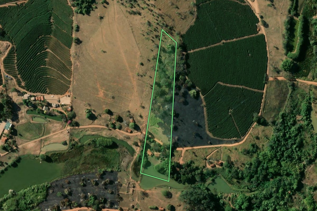 Imagem de satélite do imóvel rural em São José do Rio Pardo (SP), com o contorno declarado no CAR desenhado por cima.