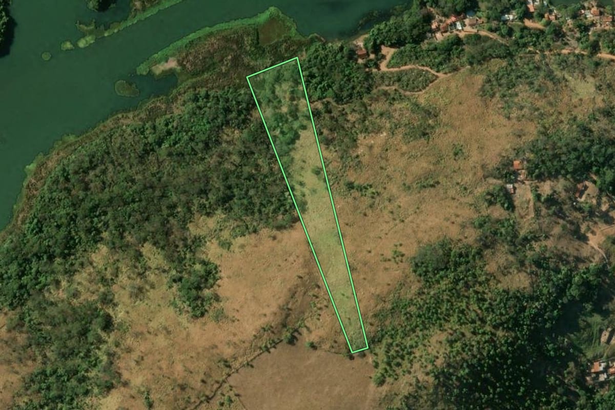 Imagem de satélite do imóvel rural em São José do Rio Pardo (SP), com o contorno declarado no CAR desenhado por cima.