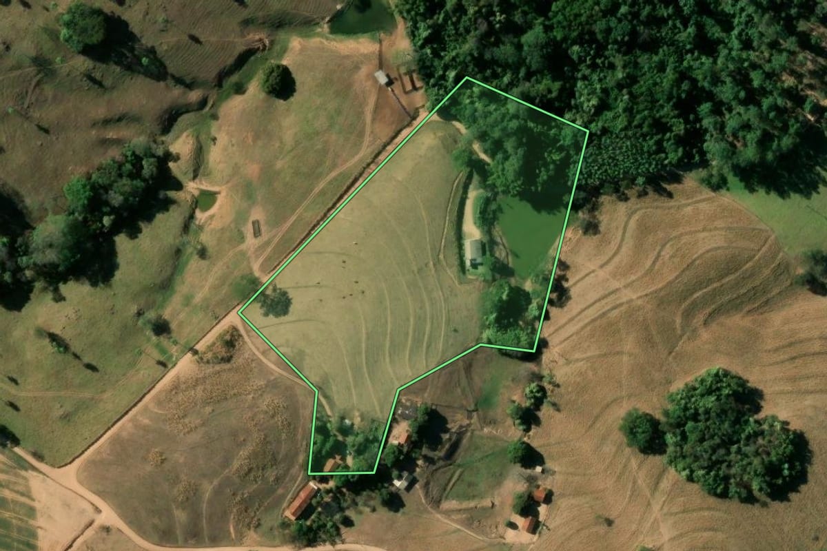 Imagem de satélite do imóvel rural em São José do Rio Pardo (SP), com o contorno declarado no CAR desenhado por cima.