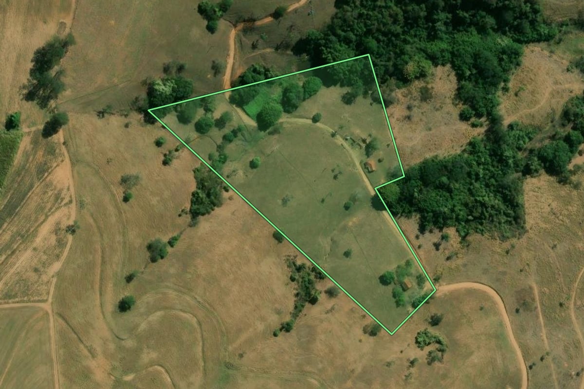 Imagem de satélite do imóvel rural em São José do Rio Pardo (SP), com o contorno declarado no CAR desenhado por cima.