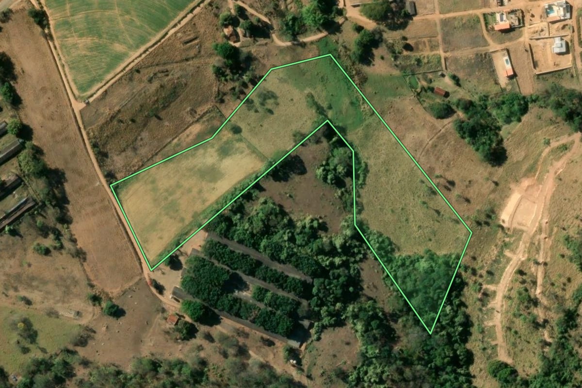 Imagem de satélite do imóvel rural em São José do Rio Pardo (SP), com o contorno declarado no CAR desenhado por cima.