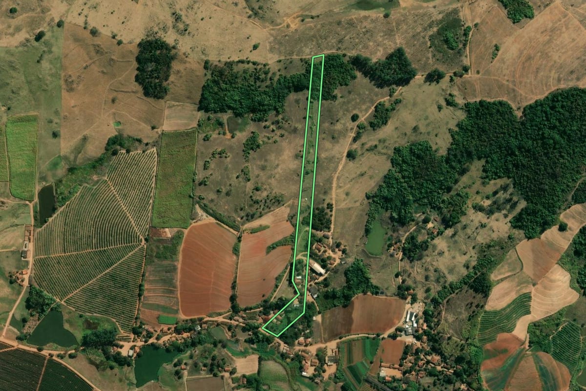 Imagem de satélite do imóvel rural em São José do Rio Pardo (SP), com o contorno declarado no CAR desenhado por cima.