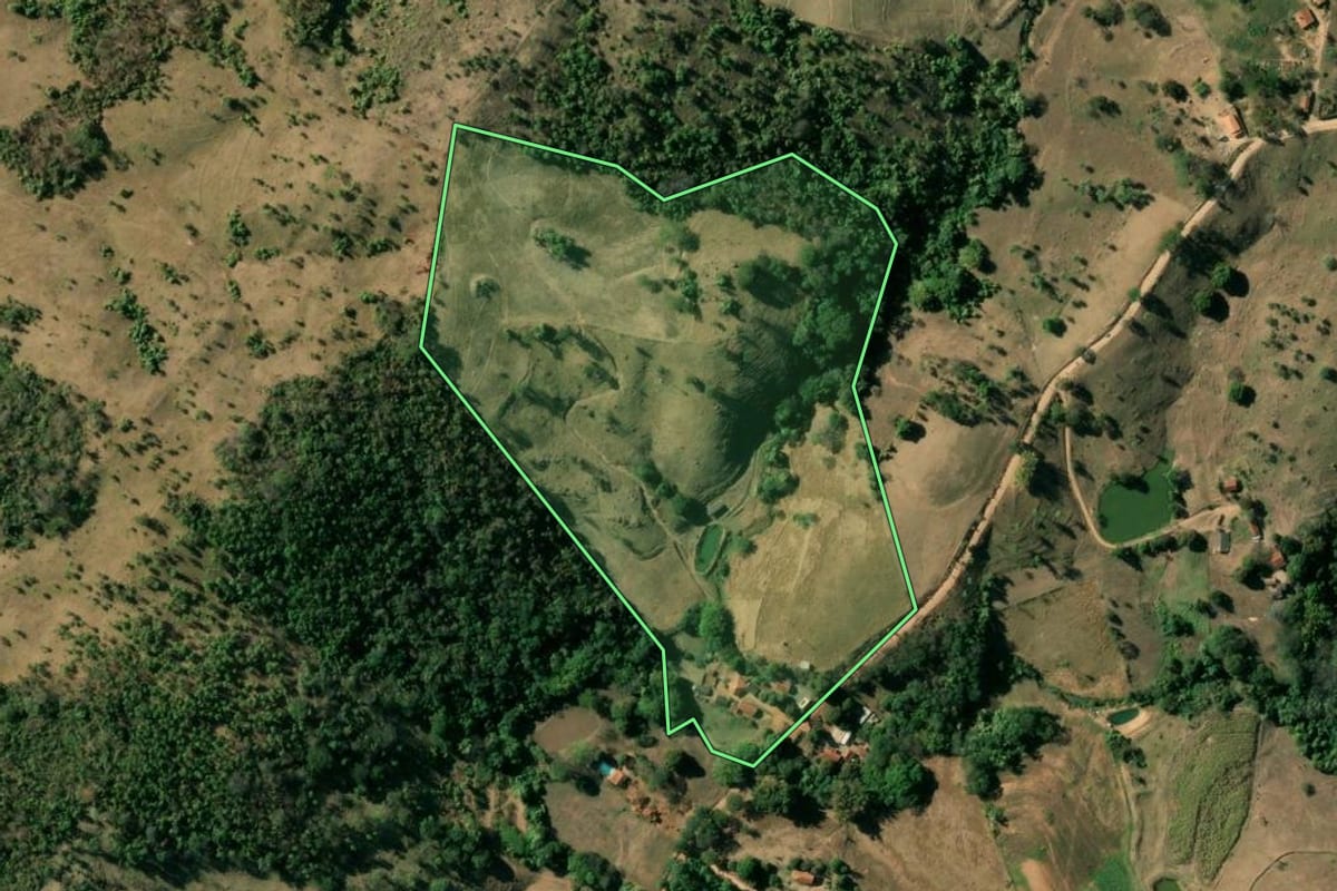 Imagem de satélite do imóvel rural em São José do Rio Pardo (SP), com o contorno declarado no CAR desenhado por cima.