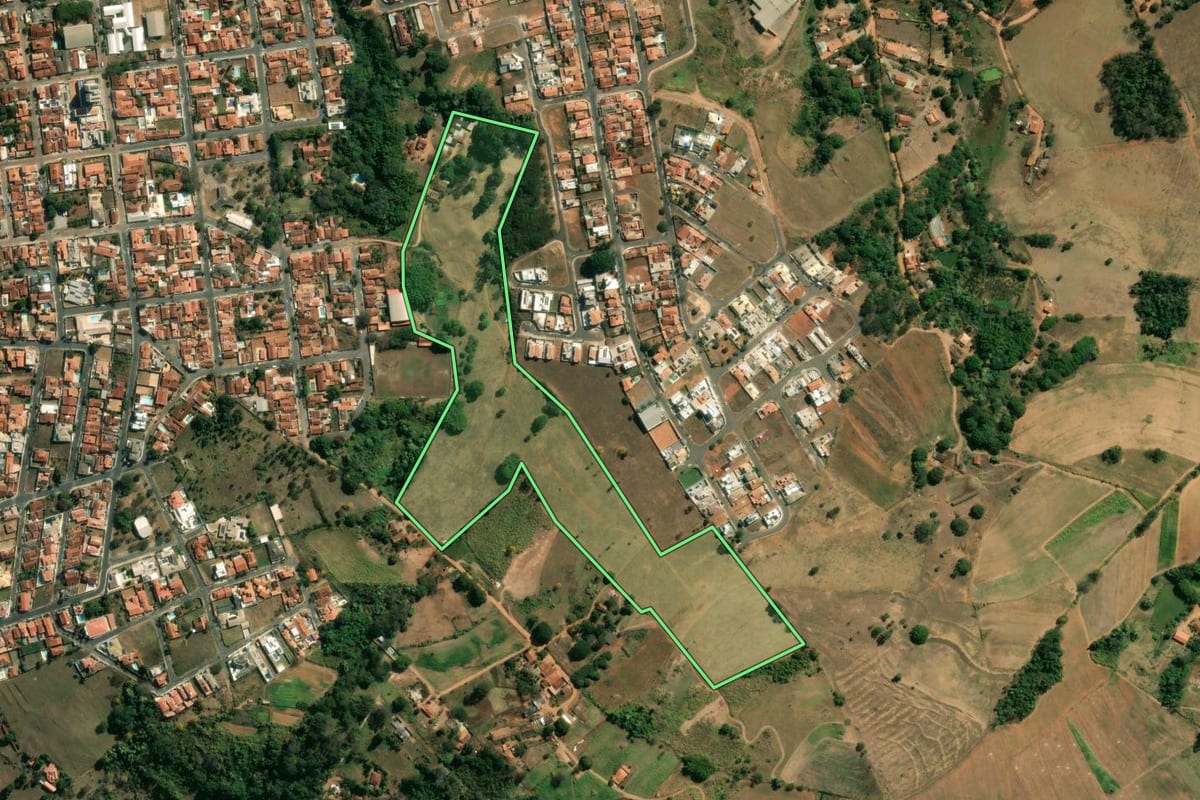 Imagem de satélite do imóvel rural em São José do Rio Pardo (SP), com o contorno declarado no CAR desenhado por cima.