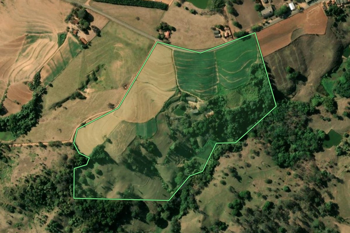 Imagem de satélite do imóvel rural em São José do Rio Pardo (SP), com o contorno declarado no CAR desenhado por cima.