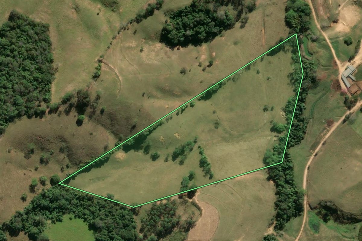Imagem de satélite do imóvel rural em São José do Rio Pardo (SP), com o contorno declarado no CAR desenhado por cima.