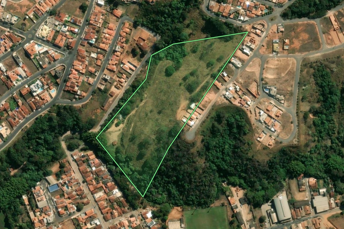 Imagem de satélite do imóvel rural em São José do Rio Pardo (SP), com o contorno declarado no CAR desenhado por cima.