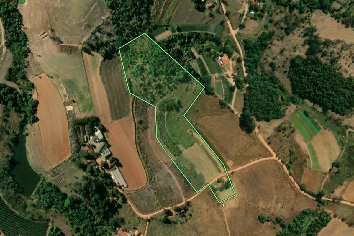 Imagem de satélite do imóvel rural em São José do Rio Pardo (SP), com o contorno declarado no CAR desenhado por cima.