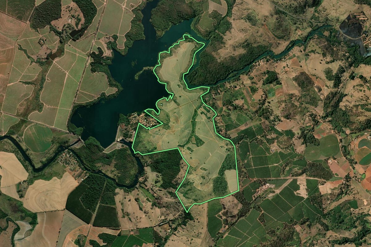 Imagem de satélite do imóvel rural em São José do Rio Pardo (SP), com o contorno declarado no CAR desenhado por cima.