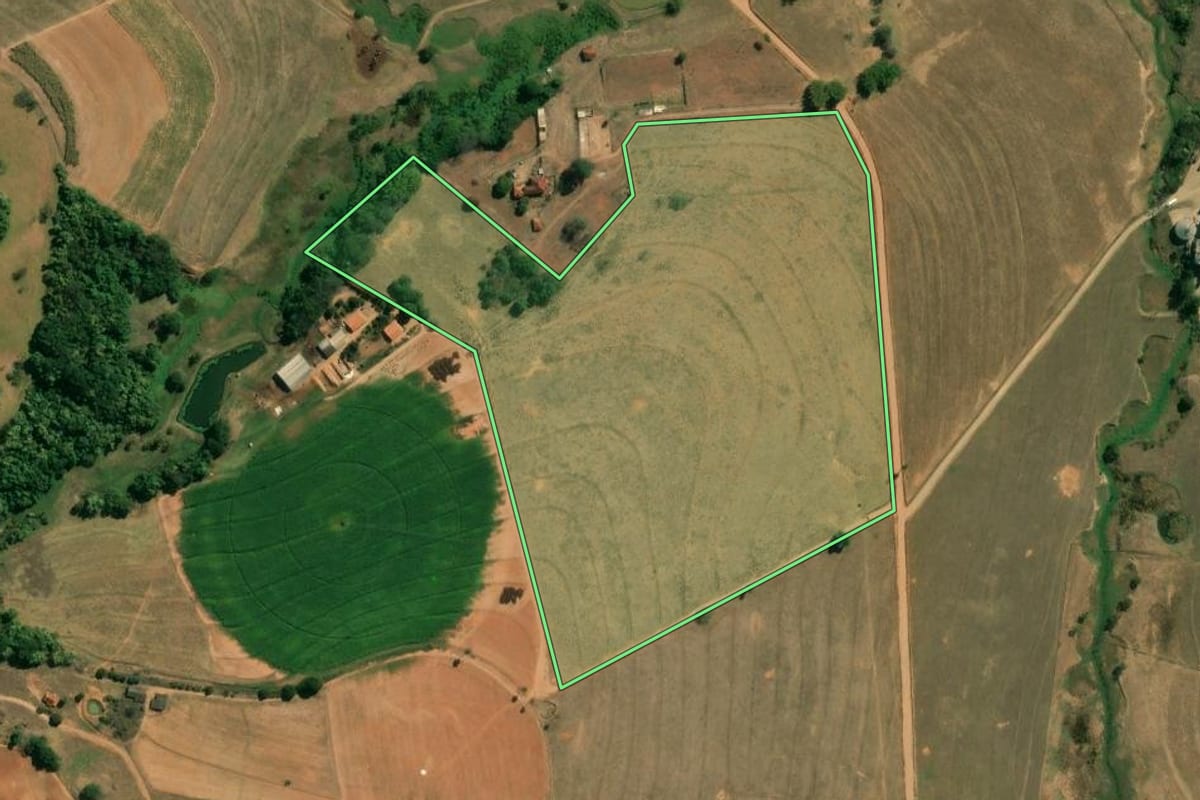Imagem de satélite do imóvel rural em São José do Rio Pardo (SP), com o contorno declarado no CAR desenhado por cima.
