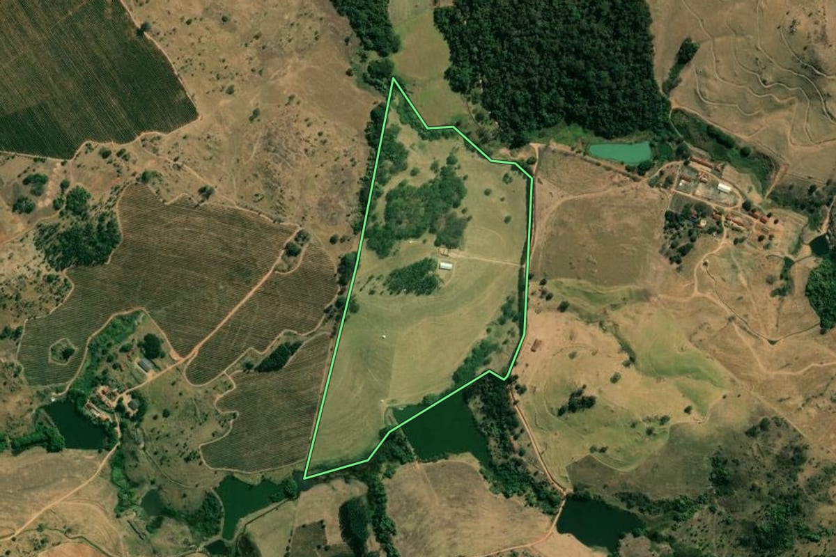 Imagem de satélite do imóvel rural em São José do Rio Pardo (SP), com o contorno declarado no CAR desenhado por cima.