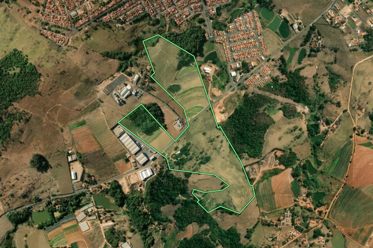 Imagem de satélite do imóvel rural em São José do Rio Pardo (SP), com o contorno declarado no CAR desenhado por cima.