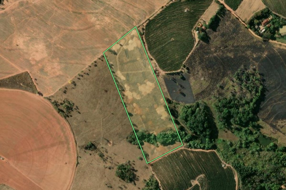 Imagem de satélite do imóvel rural em São José do Rio Pardo (SP), com o contorno declarado no CAR desenhado por cima.