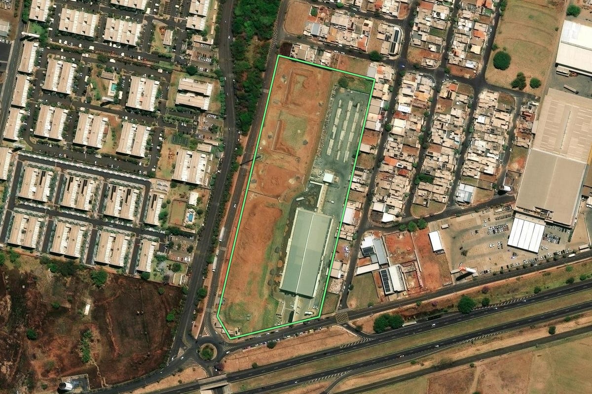 Imagem de satélite do imóvel rural em São José do Rio Preto (SP), com o contorno declarado no CAR desenhado por cima.