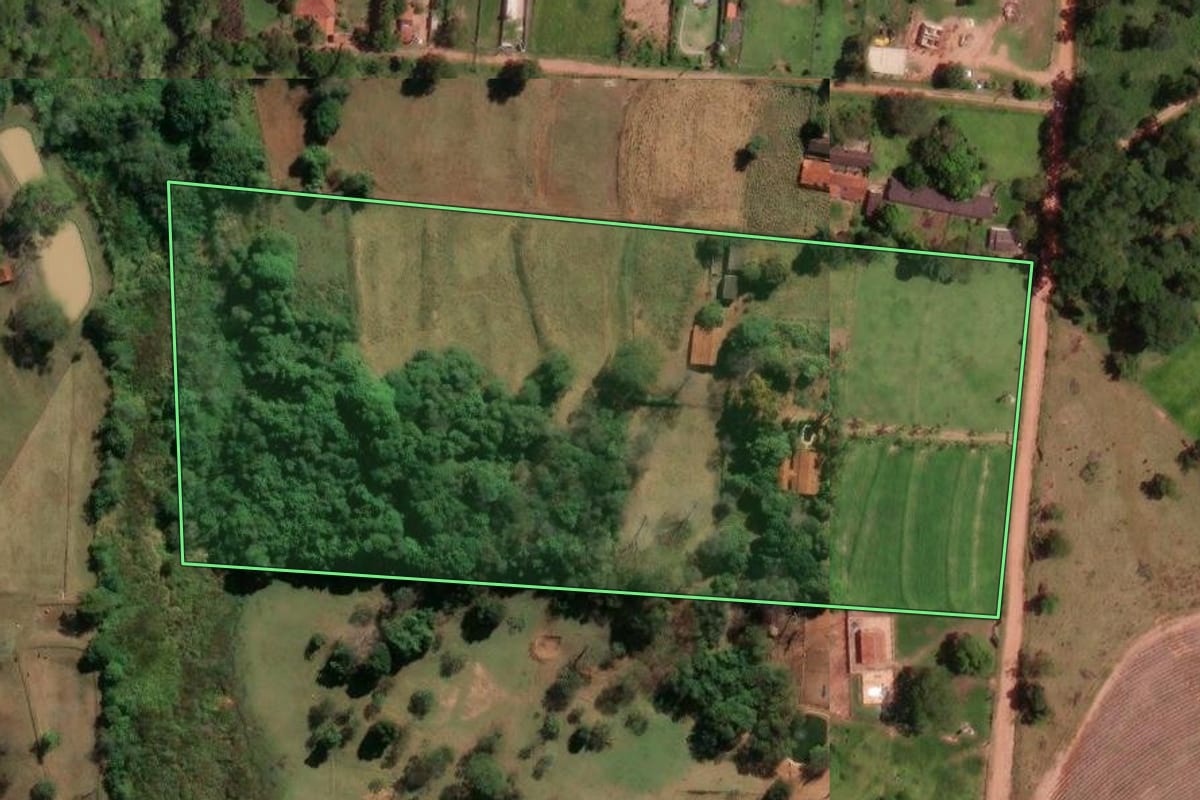 Imagem de satélite do imóvel rural em São José do Rio Preto (SP), com o contorno declarado no CAR desenhado por cima.