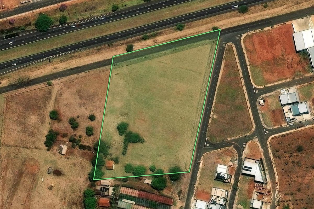 Imagem de satélite do imóvel rural em São José do Rio Preto (SP), com o contorno declarado no CAR desenhado por cima.