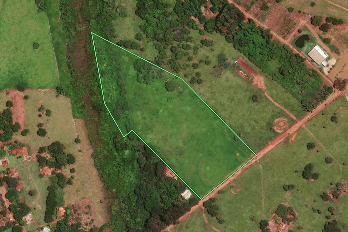 Imagem de satélite do imóvel rural em São José do Rio Preto (SP), com o contorno declarado no CAR desenhado por cima.