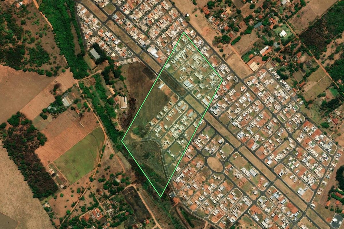 Imagem de satélite do imóvel rural em São José do Rio Preto (SP), com o contorno declarado no CAR desenhado por cima.