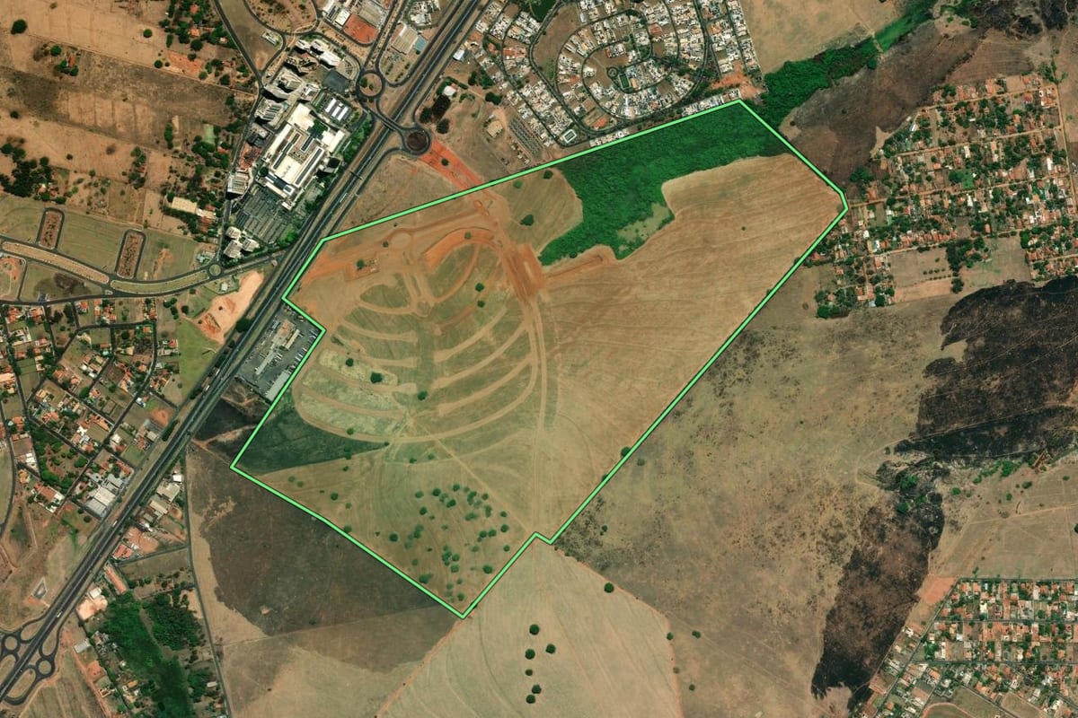 Imagem de satélite do imóvel rural em São José do Rio Preto (SP), com o contorno declarado no CAR desenhado por cima.