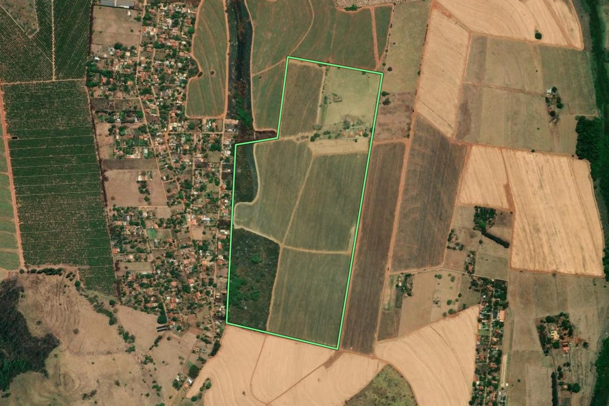 Imagem de satélite do imóvel rural em São José do Rio Preto (SP), com o contorno declarado no CAR desenhado por cima.