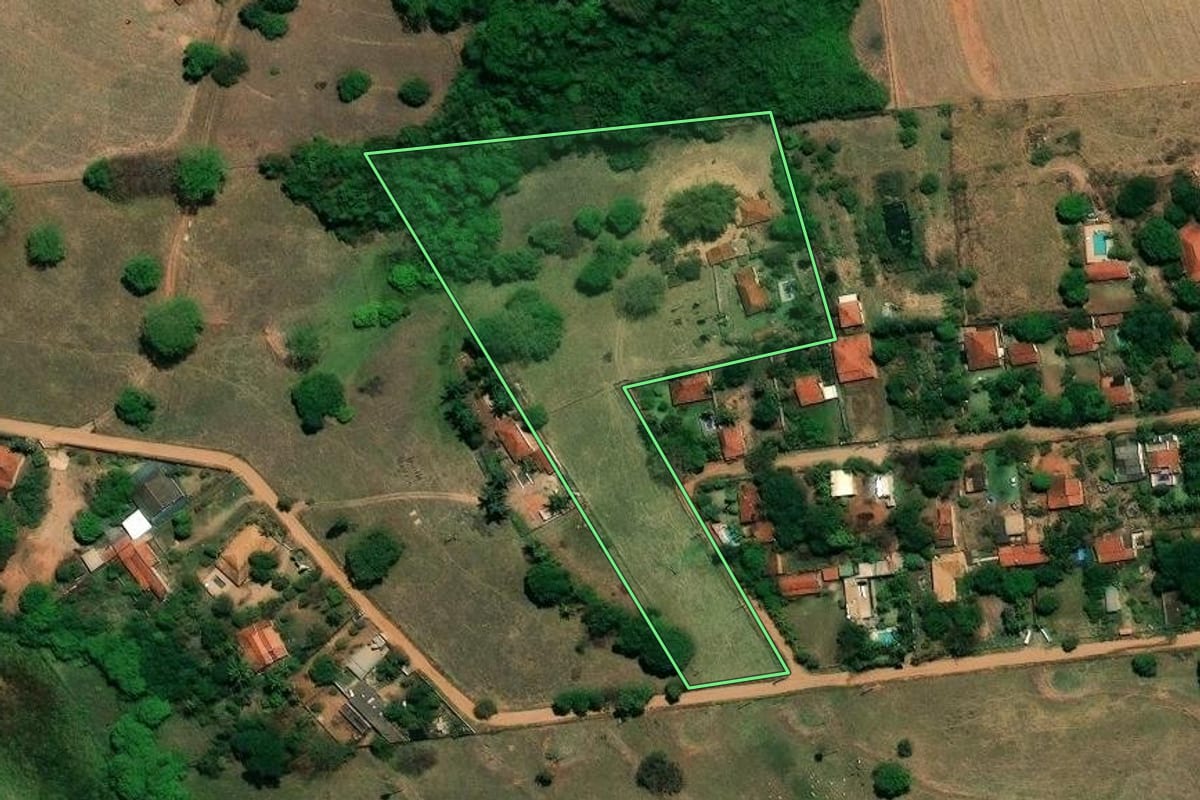 Imagem de satélite do imóvel rural em São José do Rio Preto (SP), com o contorno declarado no CAR desenhado por cima.