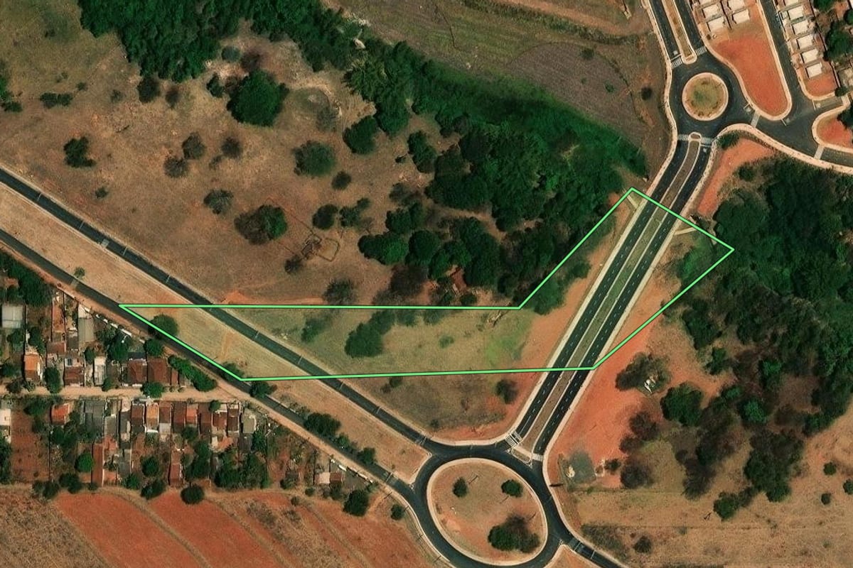 Imagem de satélite do imóvel rural em São José do Rio Preto (SP), com o contorno declarado no CAR desenhado por cima.