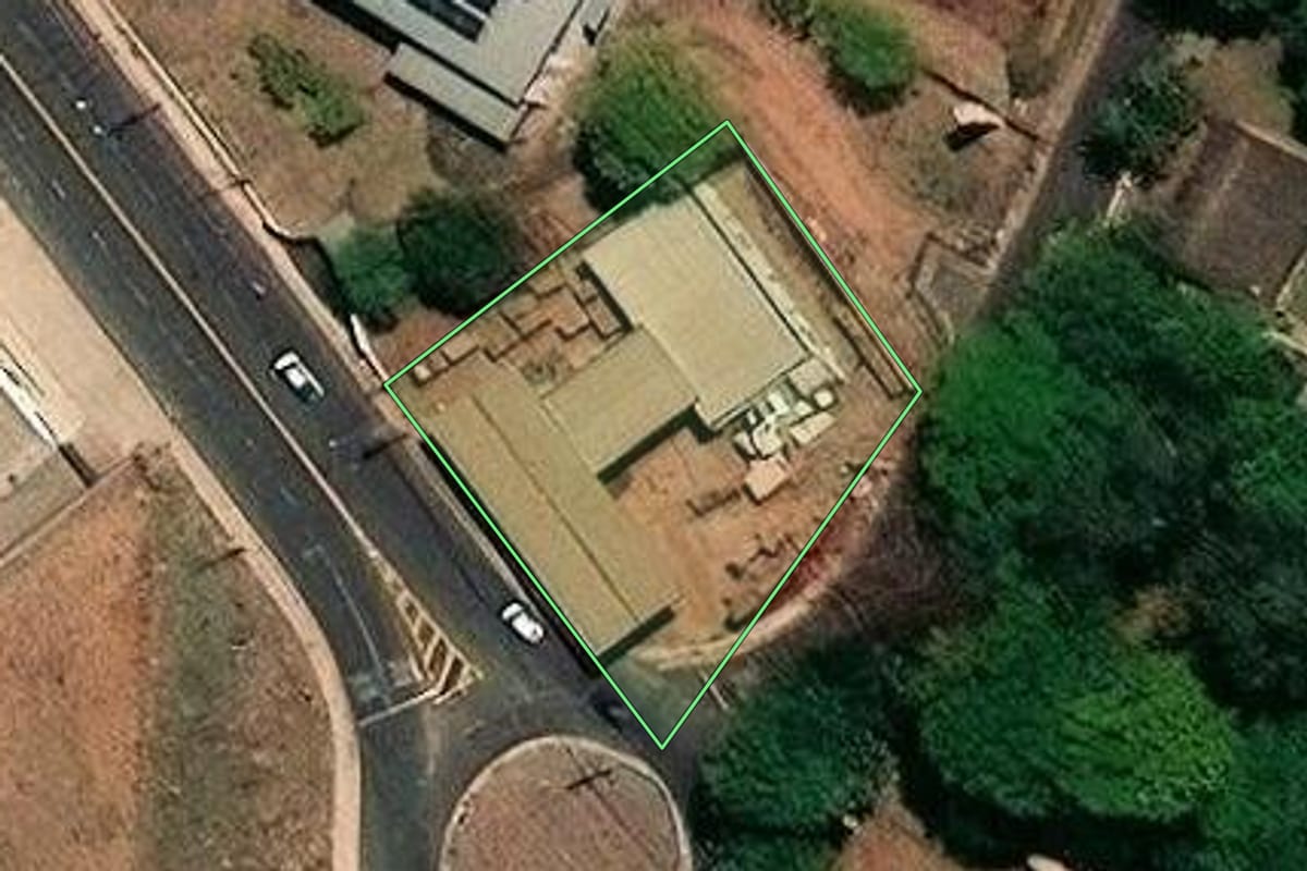 Imagem de satélite do imóvel rural em São José do Rio Preto (SP), com o contorno declarado no CAR desenhado por cima.