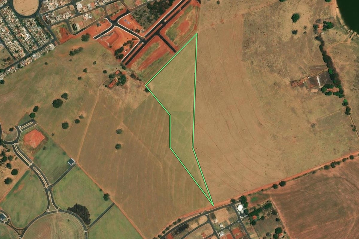 Imagem de satélite do imóvel rural em São José do Rio Preto (SP), com o contorno declarado no CAR desenhado por cima.