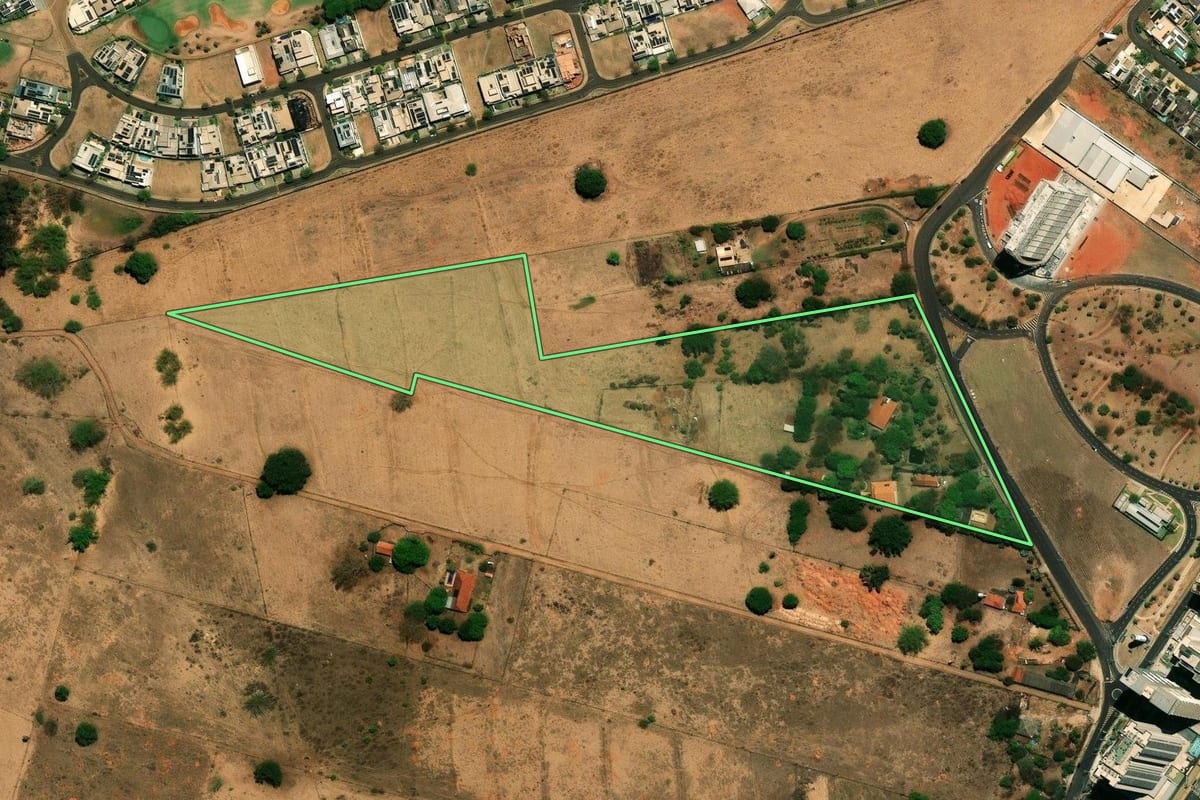 Imagem de satélite do imóvel rural em São José do Rio Preto (SP), com o contorno declarado no CAR desenhado por cima.