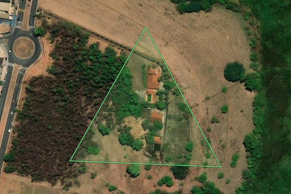 Imagem de satélite do imóvel rural em São José do Rio Preto (SP), com o contorno declarado no CAR desenhado por cima.