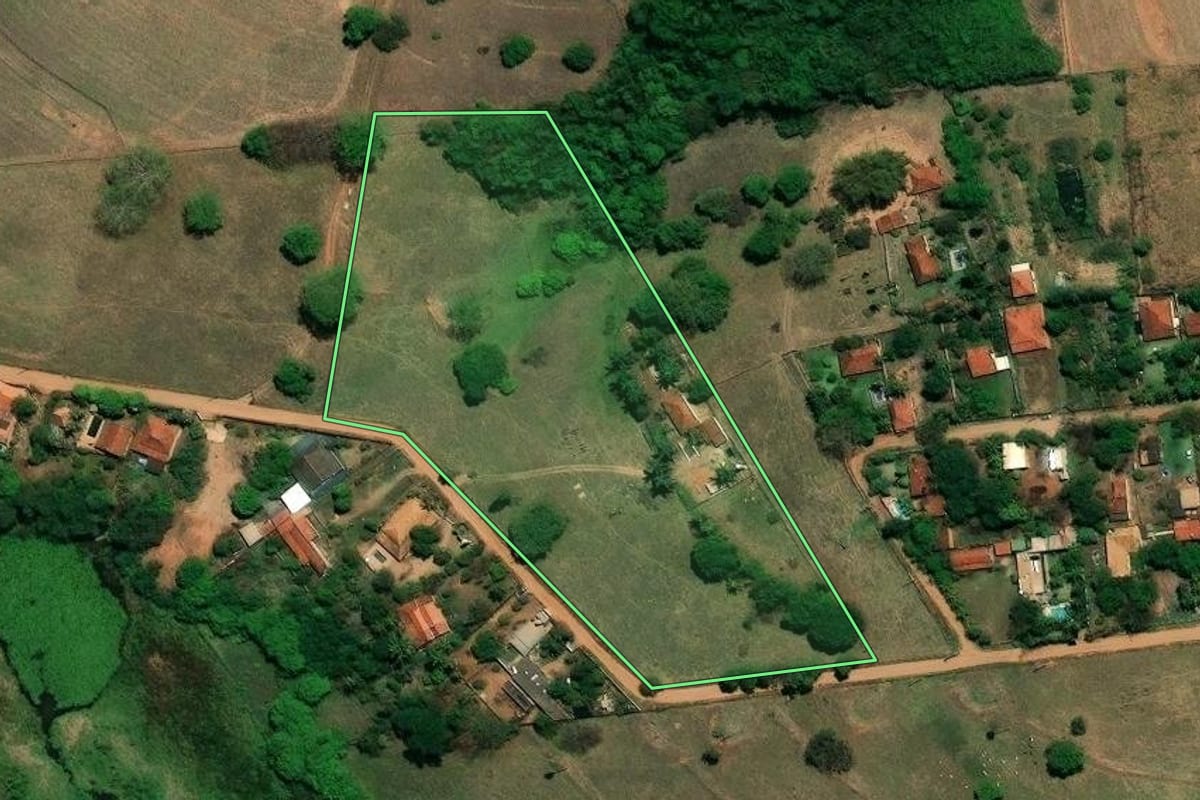 Imagem de satélite do imóvel rural em São José do Rio Preto (SP), com o contorno declarado no CAR desenhado por cima.