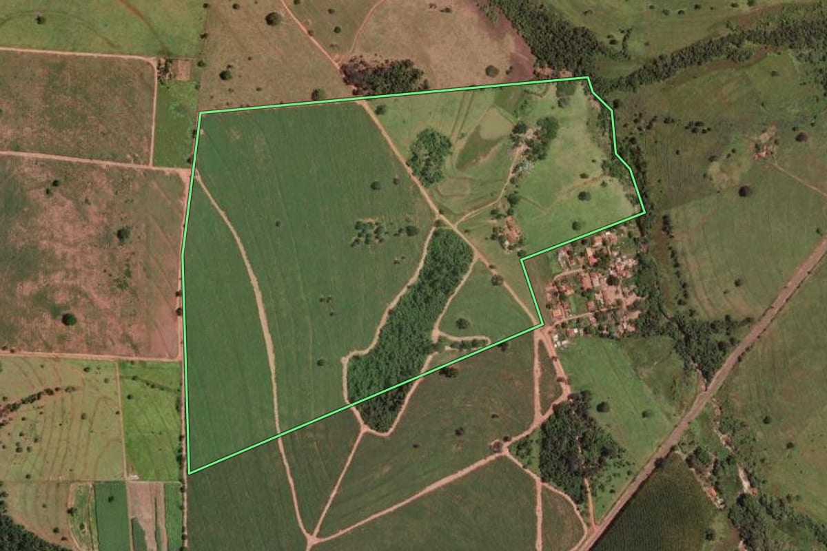 Imagem de satélite do imóvel rural em São José do Rio Preto (SP), com o contorno declarado no CAR desenhado por cima.