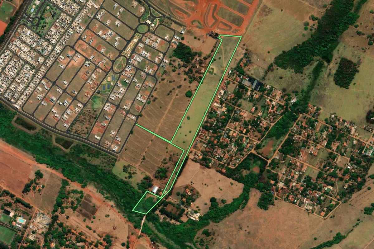 Imagem de satélite do imóvel rural em São José do Rio Preto (SP), com o contorno declarado no CAR desenhado por cima.