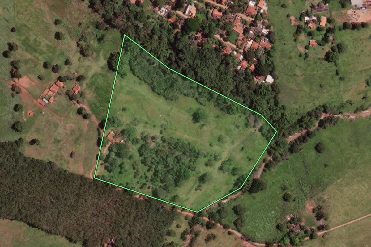 Imagem de satélite do imóvel rural em São José do Rio Preto (SP), com o contorno declarado no CAR desenhado por cima.