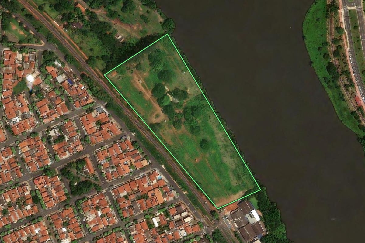 Imagem de satélite do imóvel rural em São José do Rio Preto (SP), com o contorno declarado no CAR desenhado por cima.