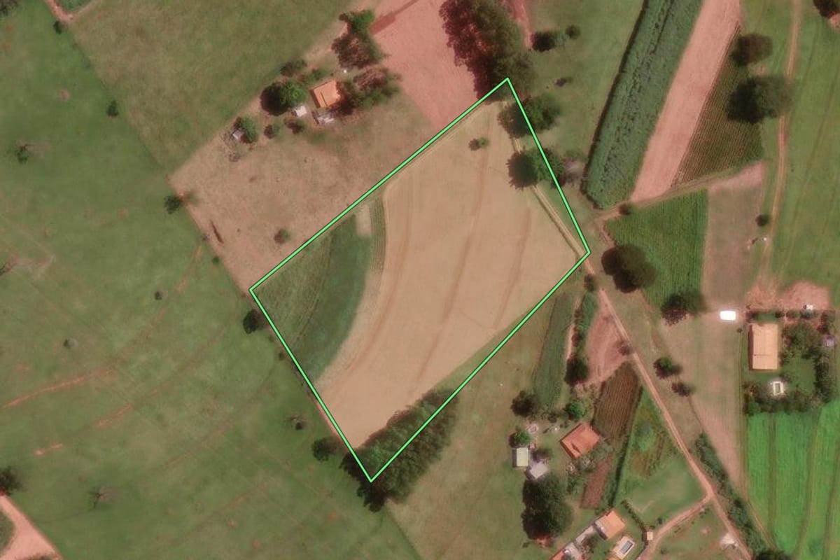 Imagem de satélite do imóvel rural em São José do Rio Preto (SP), com o contorno declarado no CAR desenhado por cima.
