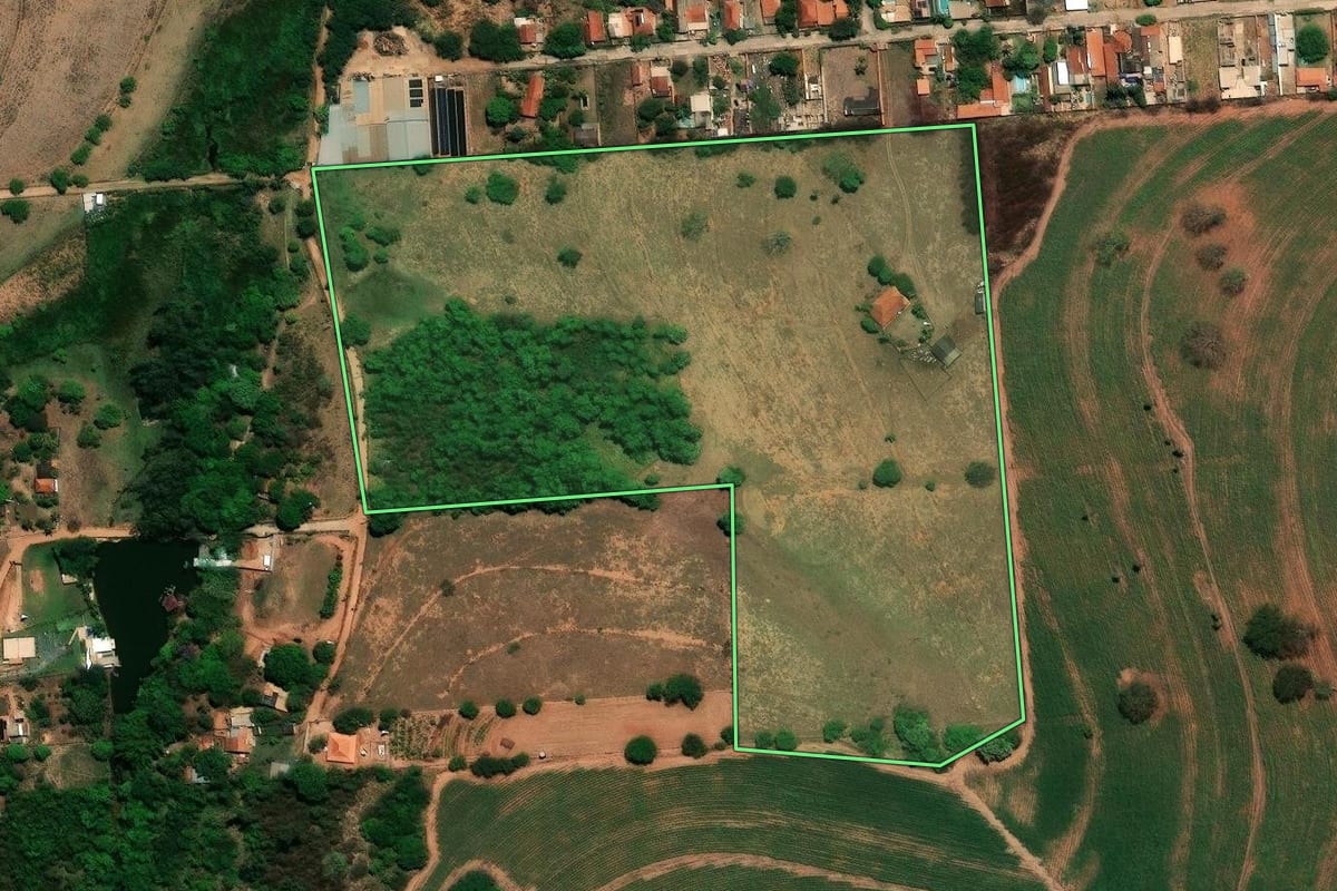 Imagem de satélite do imóvel rural em São José do Rio Preto (SP), com o contorno declarado no CAR desenhado por cima.