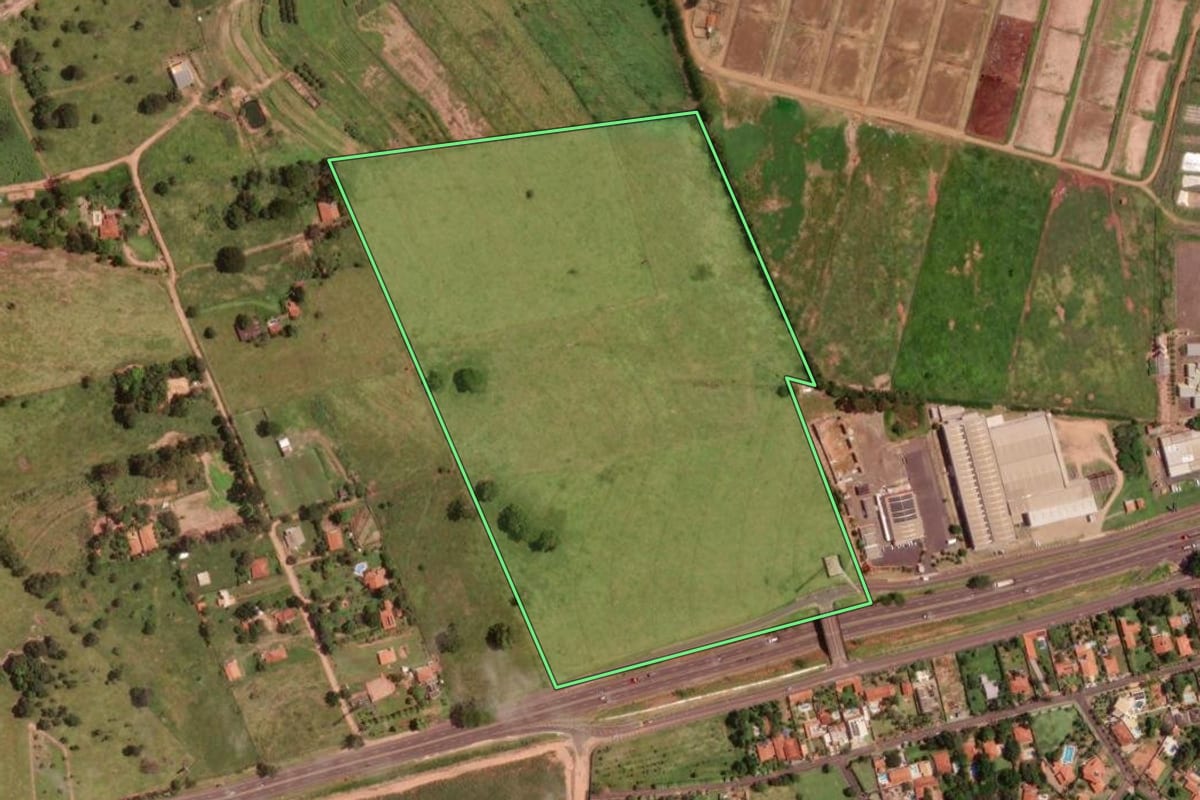 Imagem de satélite do imóvel rural em São José do Rio Preto (SP), com o contorno declarado no CAR desenhado por cima.